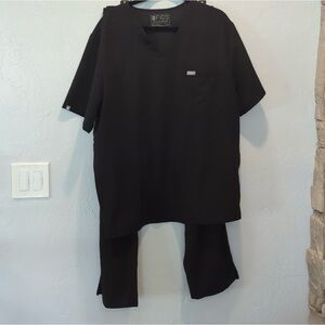 FIGS BLACK SCRUB SET